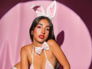 SweetyLally1 - Eine sinnliche kleine Schönheit mit verspieltem Geist, flirtender Energie und Geschmack für langsame Spannung. Ich liebe Chemie aufzubauen, Dinge verlockend zu halten und dir einen Raum voller Verlangen, Charme und frecher Vorfreude zu bieten.